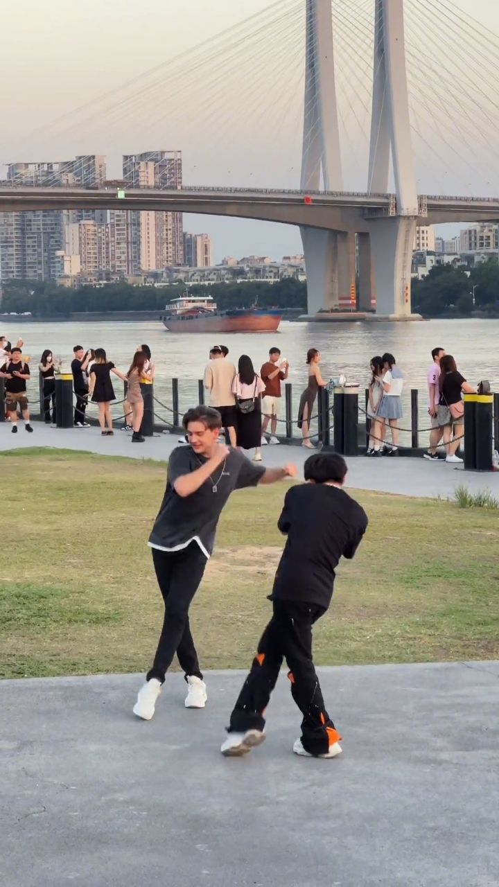 广场上最靓的两个仔妖娆的摄影师搞笑舞蹈灵魂舞者魔性广场舞挑战