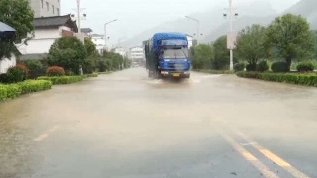 强降雨致广西资源交通受阻,当地全力组织抢险