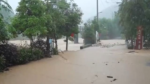 浙江庆元:持续强降雨致多个乡镇受灾,当地及时抢通道路转移群众