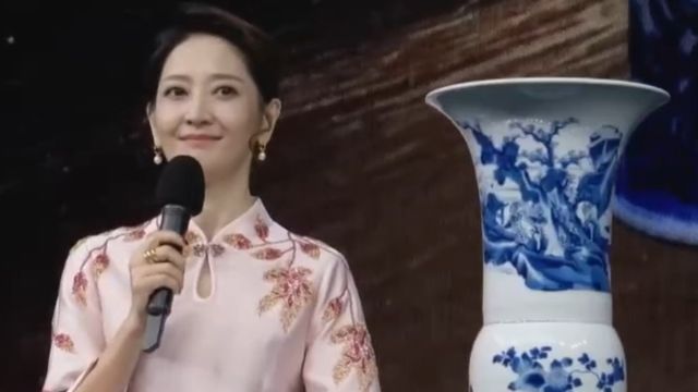 清康熙时期青花人物纹凤尾尊,专家鉴定为真品,胎质硬朗细密洁白