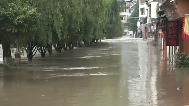 贵州:强降雨袭击黔东南,镇远县城内涝严重