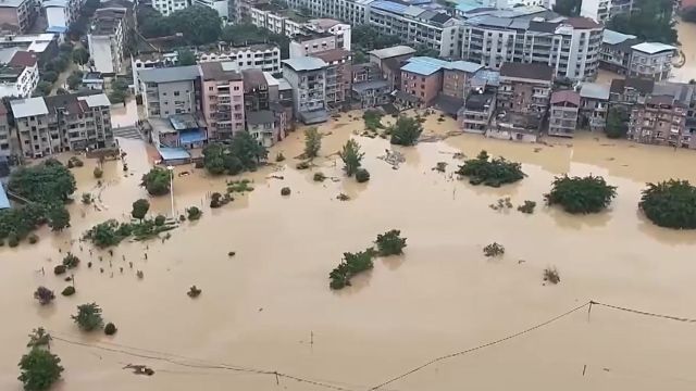 航拍:重庆长寿降雨致河水暴涨漫灌、场镇被淹 400多人紧急转移