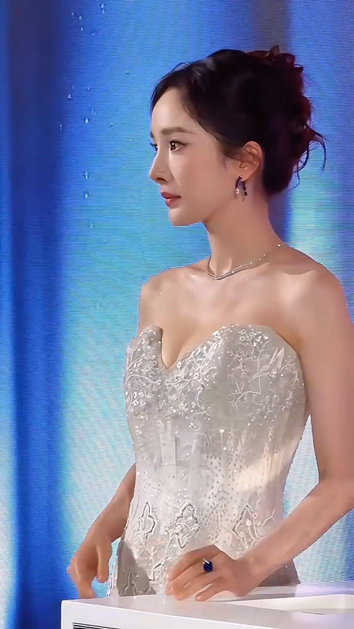 杨幂,1986年9月12日出生于北京市,毕业于北京电影学院表演系本科班