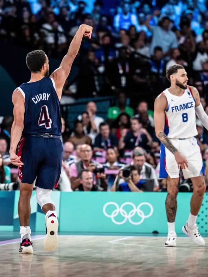 詹库连线!库里再现经典抖肩