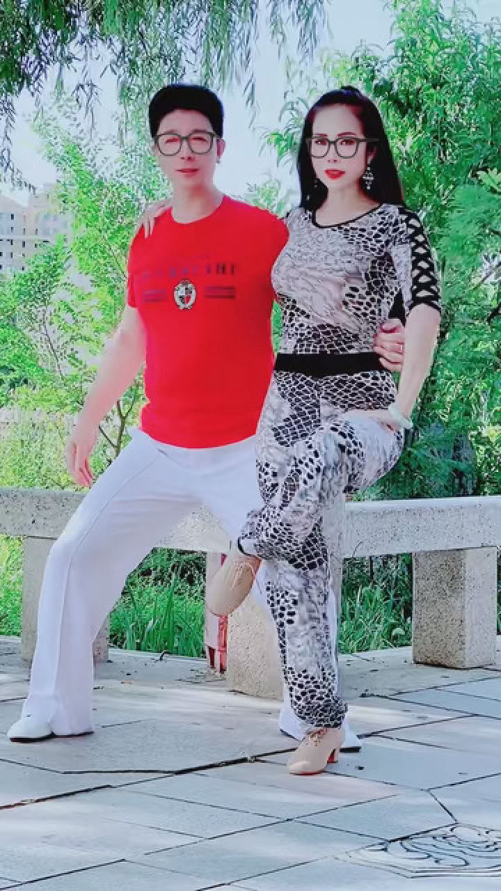 现代舞男女双人舞造型图片