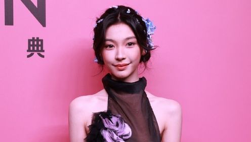 易梦玲花朵黑纱优雅妩媚 露背设计展现窈窕身材