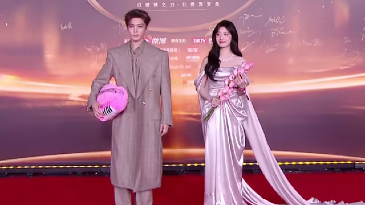 微博之夜红毯高光_侯明昊、卢昱晓亮相红毯，满屏粉红泡泡_综艺_高清完整版视频在线观看_腾讯视频