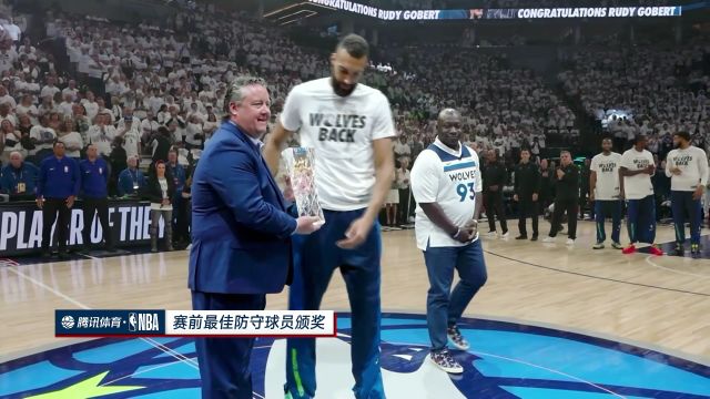家里再添一座奖杯！在标靶中心球馆为戈贝尔颁发最佳防守球员奖杯