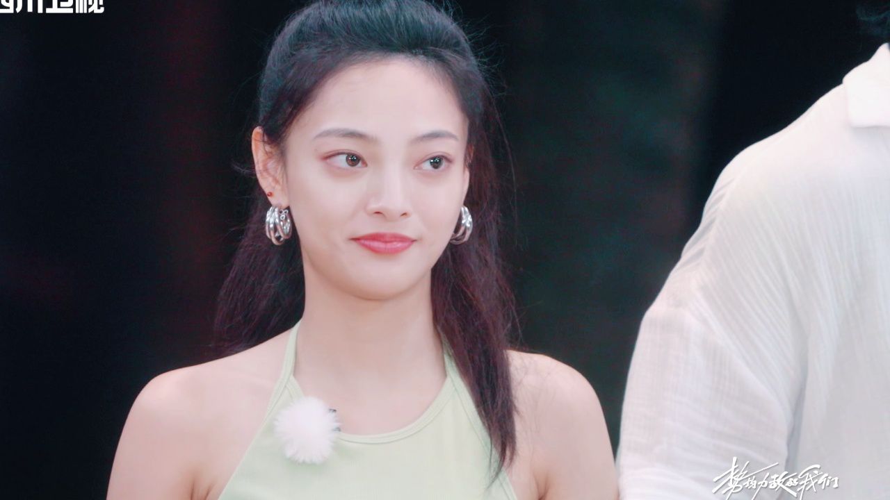 情敌见面!2个女生见面握手强颜欢笑