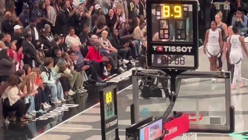 《WNBA》虚惊一场！约内斯库被造犯规直接摔倒安东尼身上