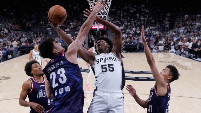 陈国豪vs马刺集锦 全场14分上演连续点抢完成二次进攻