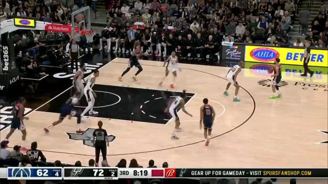 1v3丝毫不慌 普尔强杀内线迎着人墙压哨打进