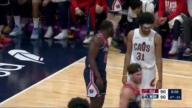 米切尔不断凿入禁区无人可挡 空中闪转腾挪超高难度打进