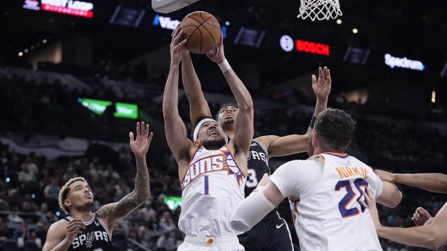 布克vs马刺集锦 三节打卡砍下32+7+9十分高效