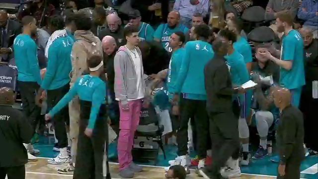 NBA常规赛：灰熊vs黄蜂第3节英文原声回放