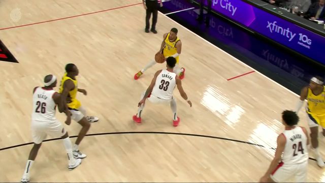 指如疾风势如闪电 哈利伯顿见缝插针突破上篮打成2+1