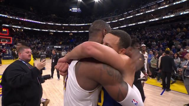 心有不甘还是绷不住了！库里和老詹拥抱后离场时撕碎秋衣