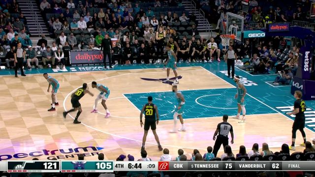 内线力压众人 科林斯火箭升空送出补扣