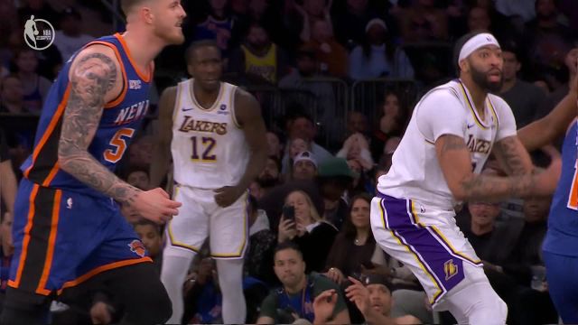 迪文琴佐斜刺杀出大帽老詹 浓眉篮下一柱擎天火锅买一赠一