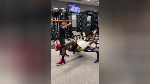 早早就开始为比赛做准备 詹姆斯赛前来到健身房开启训练模式