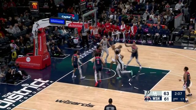 马刺反击有声有色 索汉在众人防守中完成扣篮