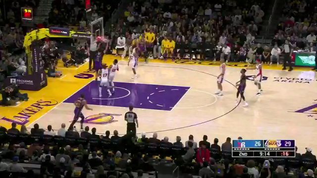 海耶斯接过喂饼起飞暴扣 投桃报李助攻老詹飞天砸扣