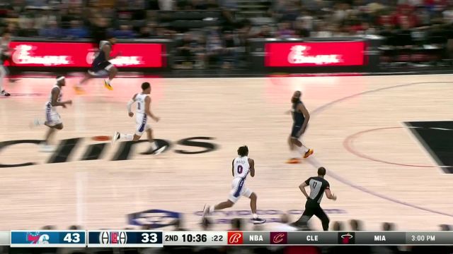 马克西反击二打一送妙传 小肯扬马丁接球起飞暴扣得手