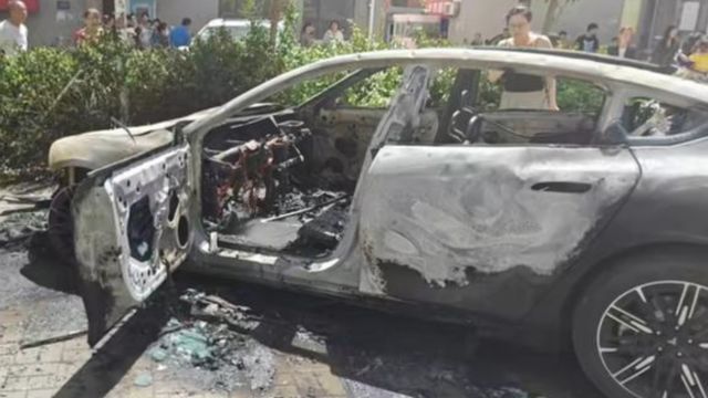 天津一辆哪吒新能源车自燃并伴随爆炸,车企:电池包处于受控状态