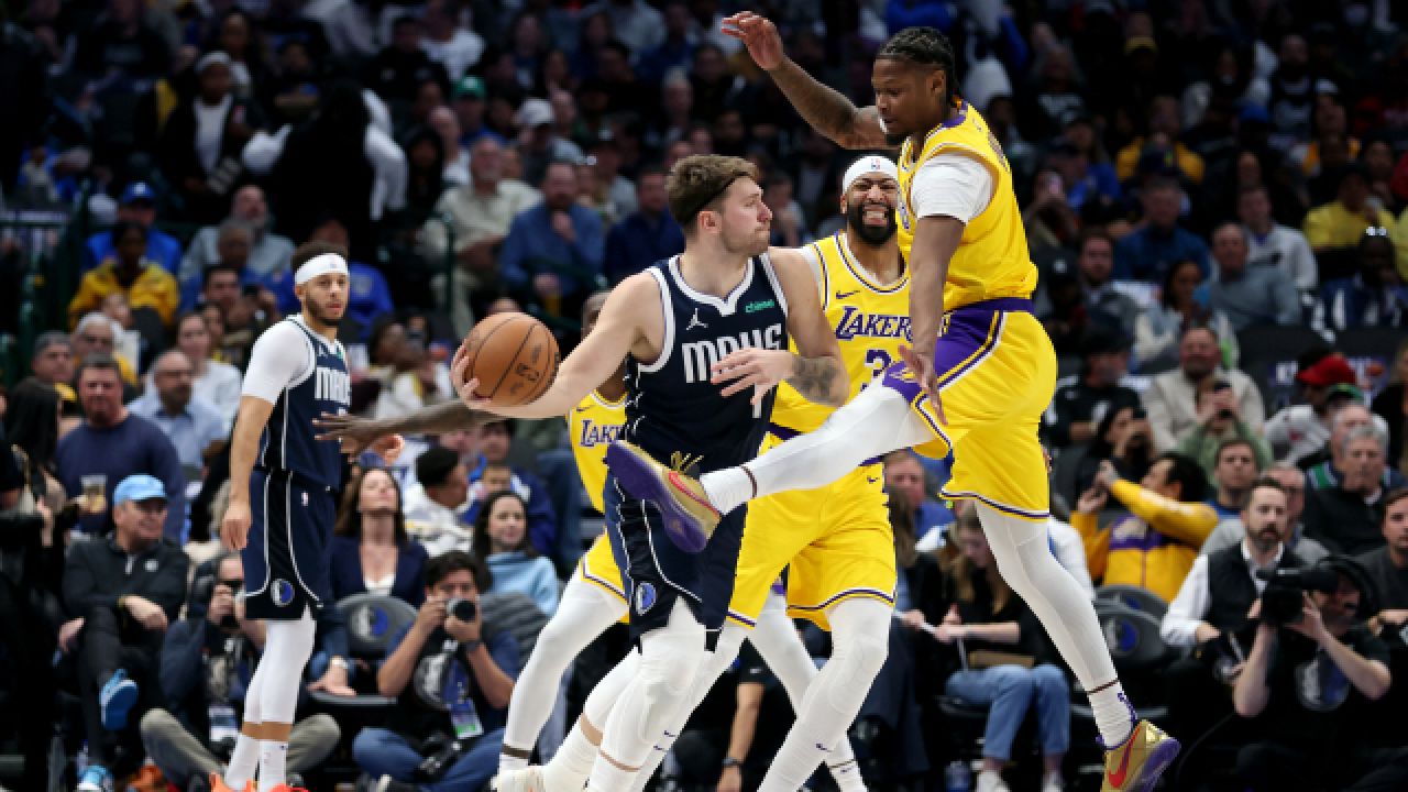 湖人vs独行侠下饭时刻:东契奇被痛苦三连击 里夫斯刷锅4圈进球