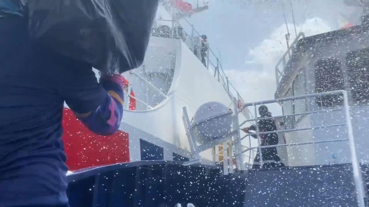 又撞上了!菲律宾船只闯进黄岩岛海域,中国海警驱逐时两船相撞_高清1080P在线观看平台_腾讯视频