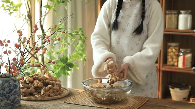 冬吃三片姜,赛过喝参汤”冬天手脚冰冷的女同胞们,每天一定要喝一碗古法小黄姜粉茶