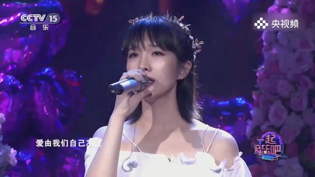 阿来莫龙丹演唱《明明很爱你》,温柔的歌声中,把爱展现的淋漓精致