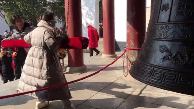 实拍归元寺游客排队撞吉祥钟过大年