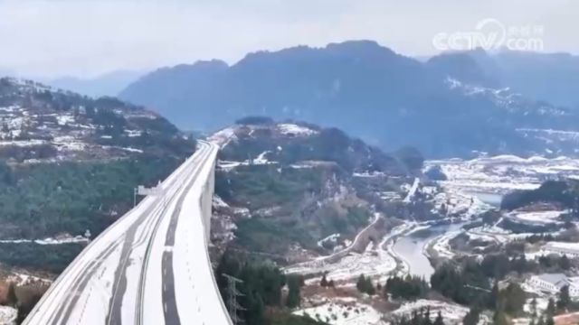 雨雪冰冻阻路,贵州铜仁,寒潮来袭交通受阻,多部门上路应对