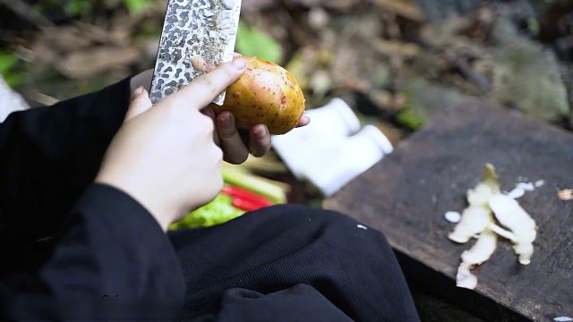 荒野求生,柔弱文静的女孩出现在丛林,究竟是旅客还是未过门的妻子?3