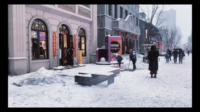 太原迎来龙年首场降雪 城管环卫部门迅速清雪保畅通