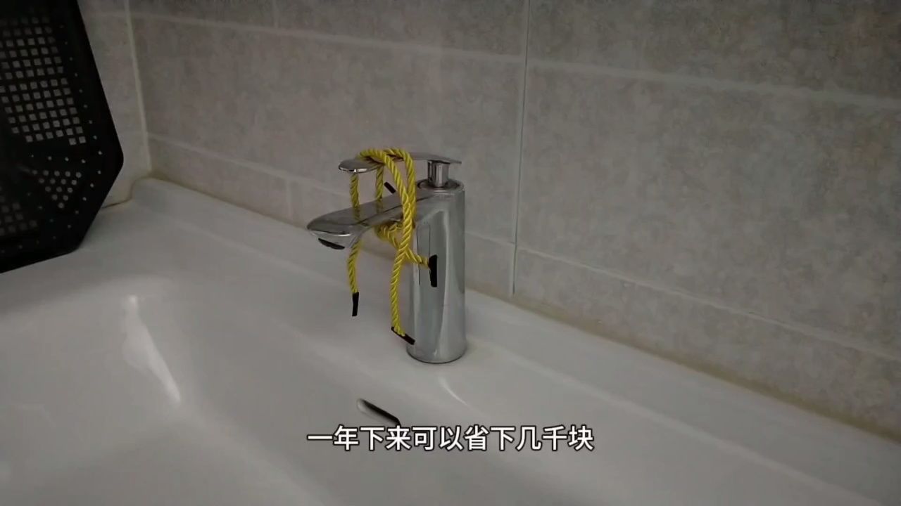 把手提绳绑在水龙头上面,这个作用真厉害,一年下来省下几千块钱