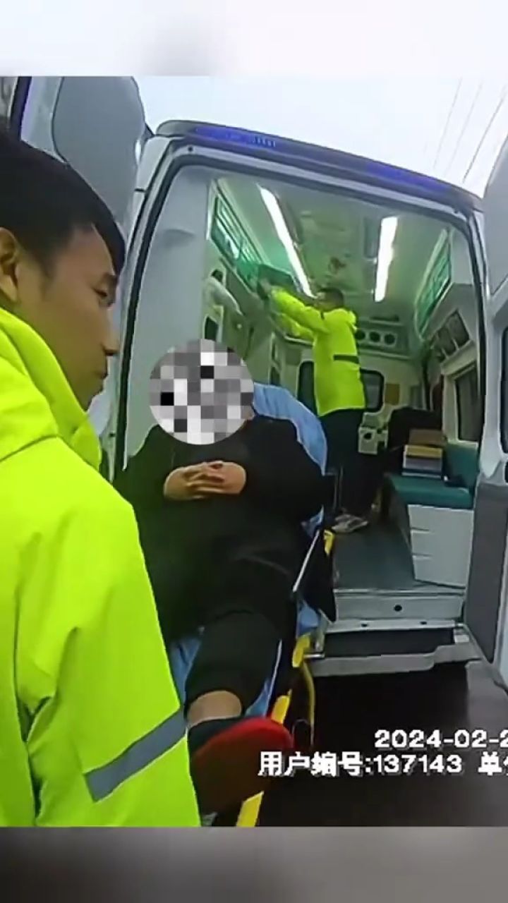 老人摔倒无法起身保安竟趴下当"人肉坐垫"