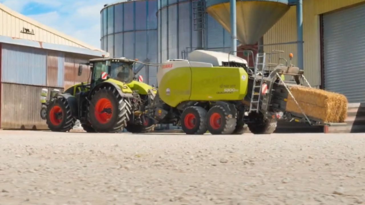 克拉斯axion 920带5300 fc方捆机作业!