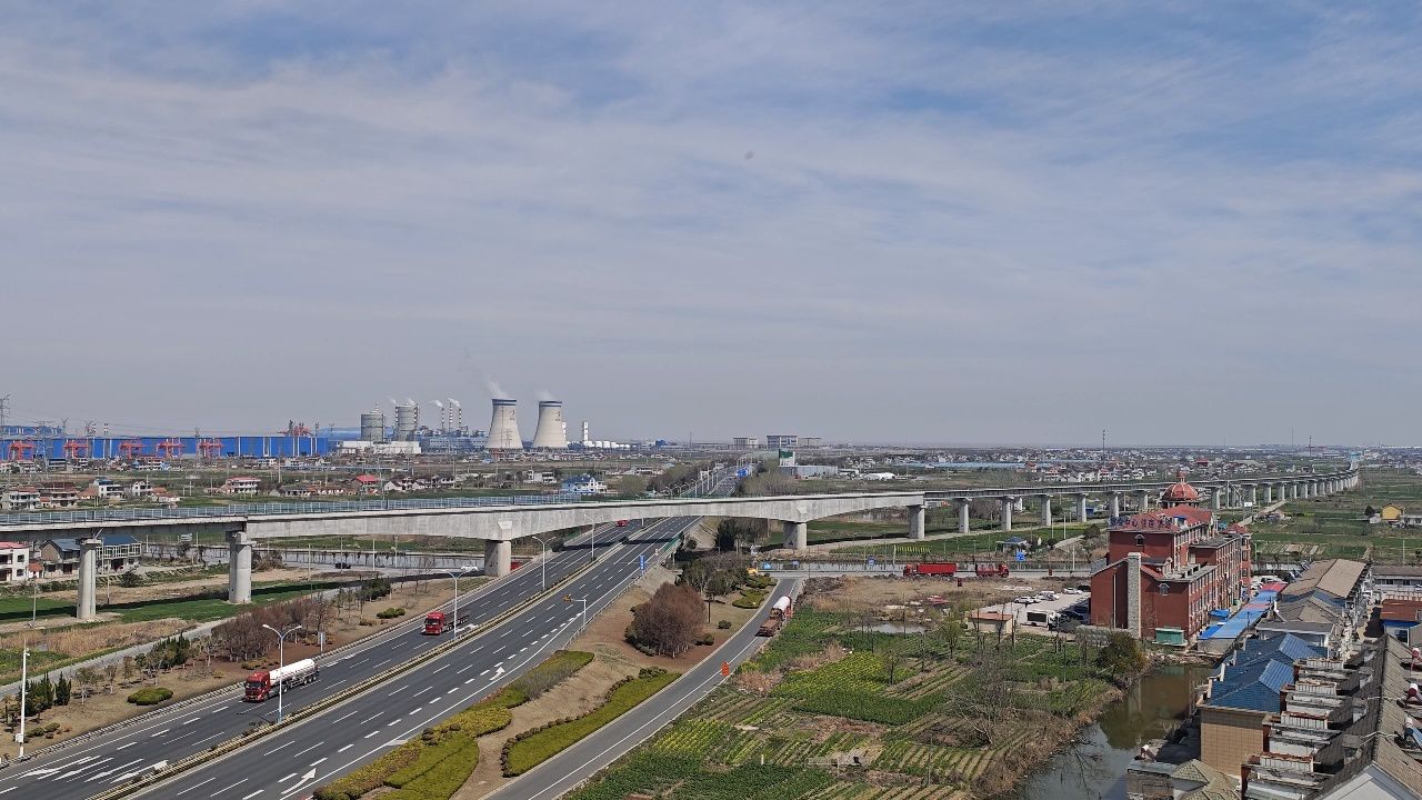 洋吕铁路联调联试检测列车通过东灶港站后上跨g328