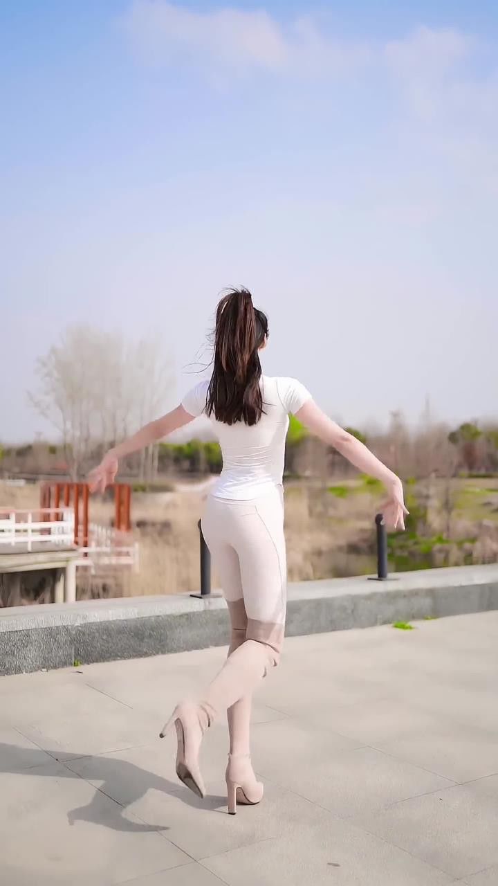 能不能为你再跳一支舞#户外舞蹈#浅跳一下#山东女孩#白狐