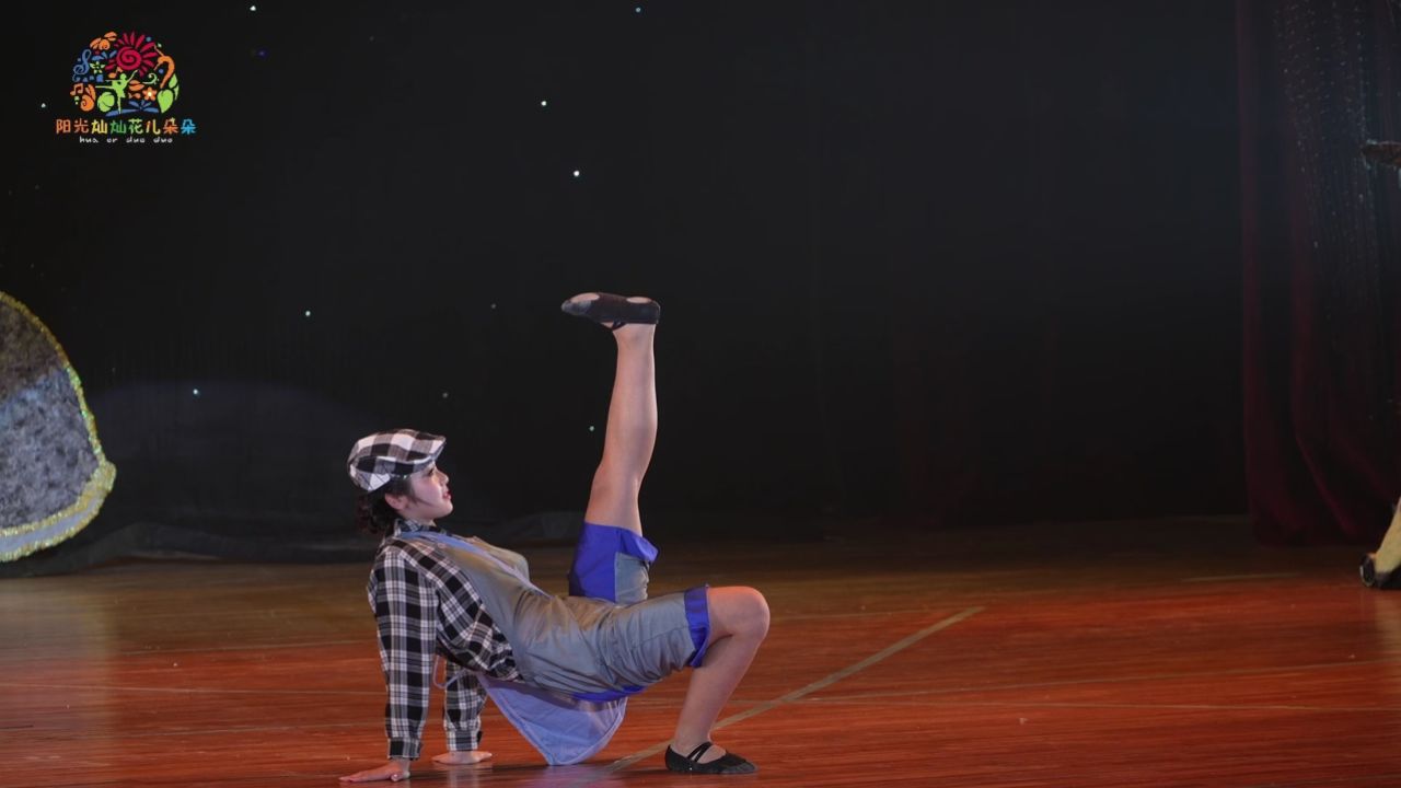 晨曦》小演员装扮成小报童的样子,通过卖报,吆喝以及捡报纸等舞蹈对