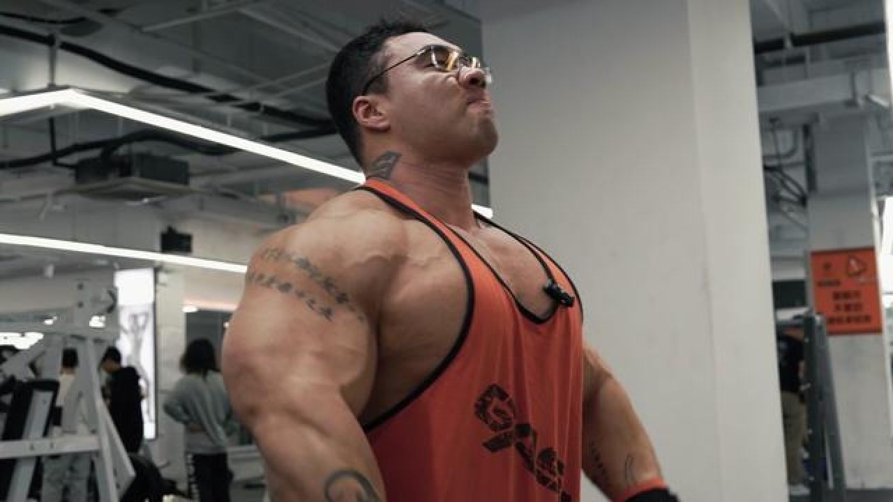 大家都在想办法哗众取宠,我还是想做自己,"你好,我是老闫一名健美选手