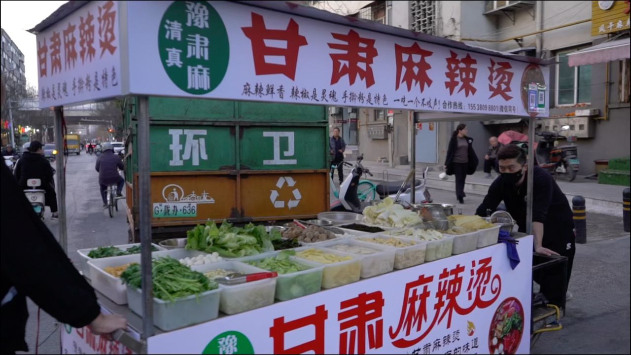 甘肃麻辣烫郑州郑州90后小伙摆摊卖甘肃麻辣烫:食材一个半小时售空