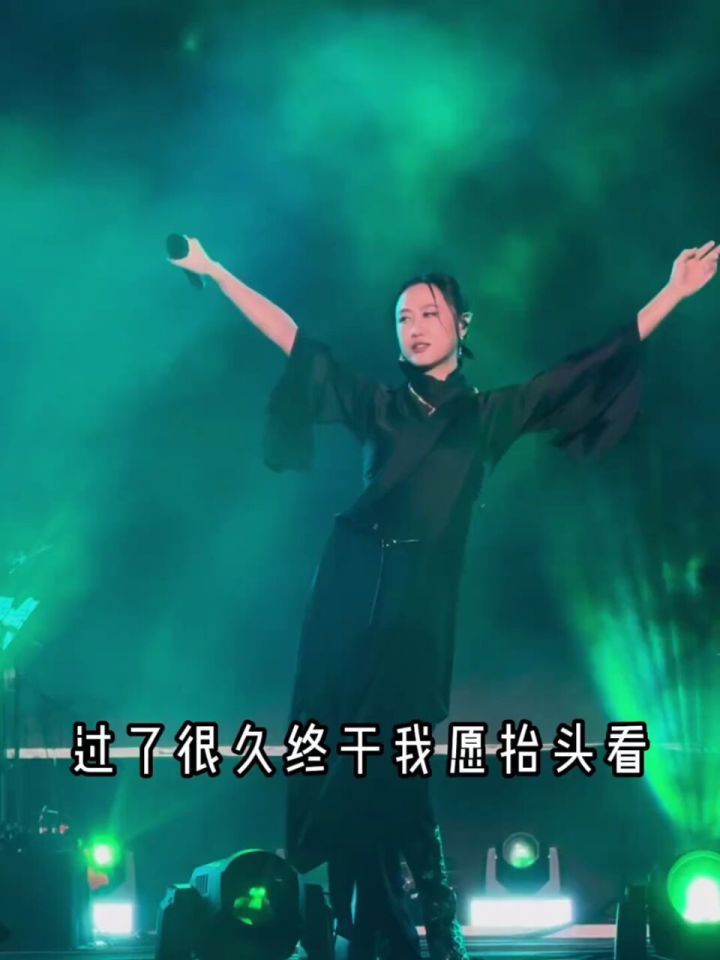 陈粒的这首走马大概意思是:你在对岸走马观花,我在这里永远牵挂