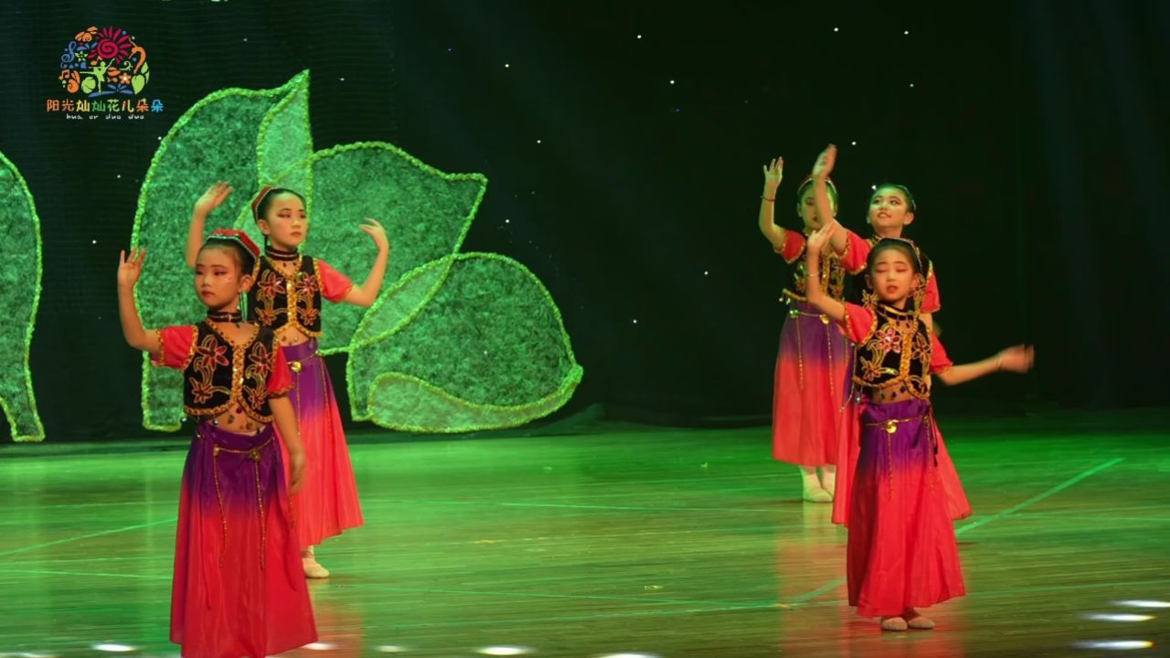 少儿独舞《娃哈哈》是一支融合了新疆传统舞蹈元素与现代艺术表现手法