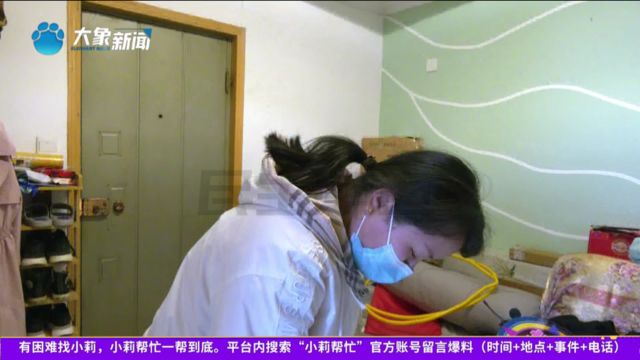 河南郑州:家中突然出现一条一米多长花蛇,女子:当时吓得就跳到桌子上了