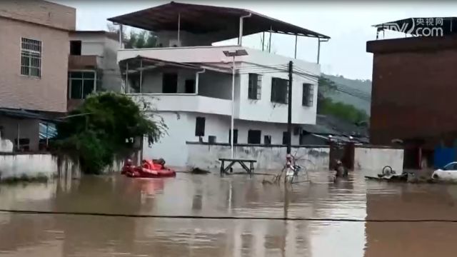 广东韶关:暴雨积水齐腰深,消防紧急转移被困者