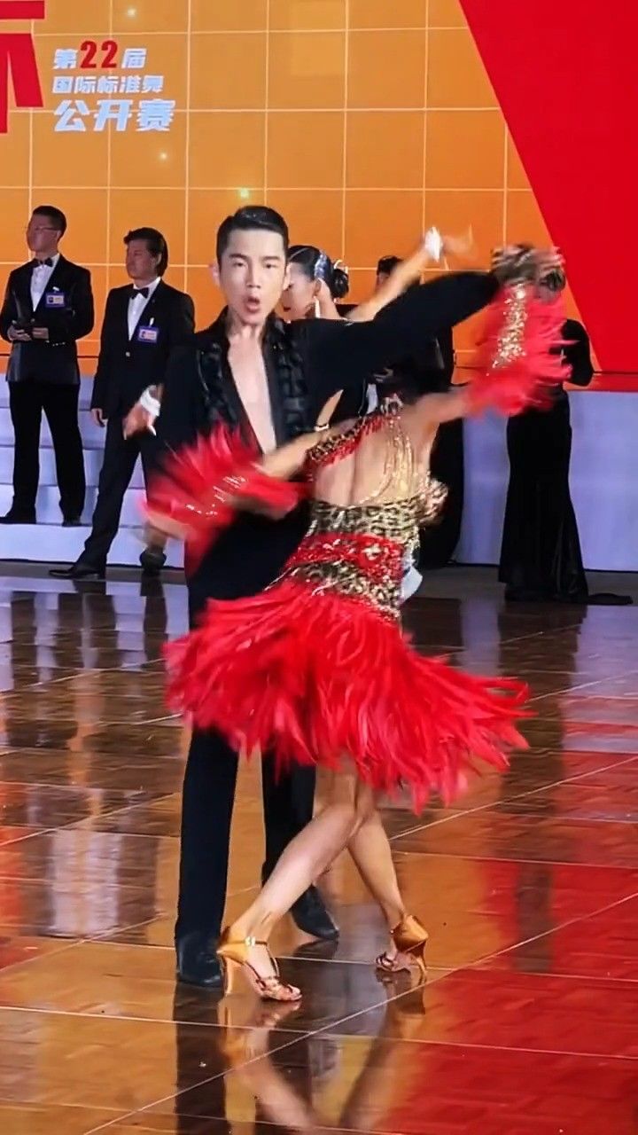 气场大开的墨茉组合,霸气侧漏,隔着屏幕都能感觉出来了 #王崇墨李茉晗