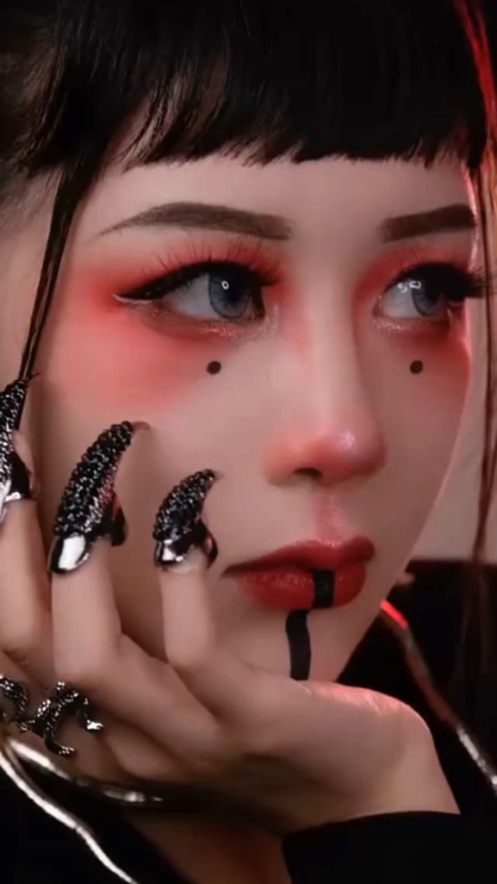 酷酷的暗黑少女妆你学会了吗?